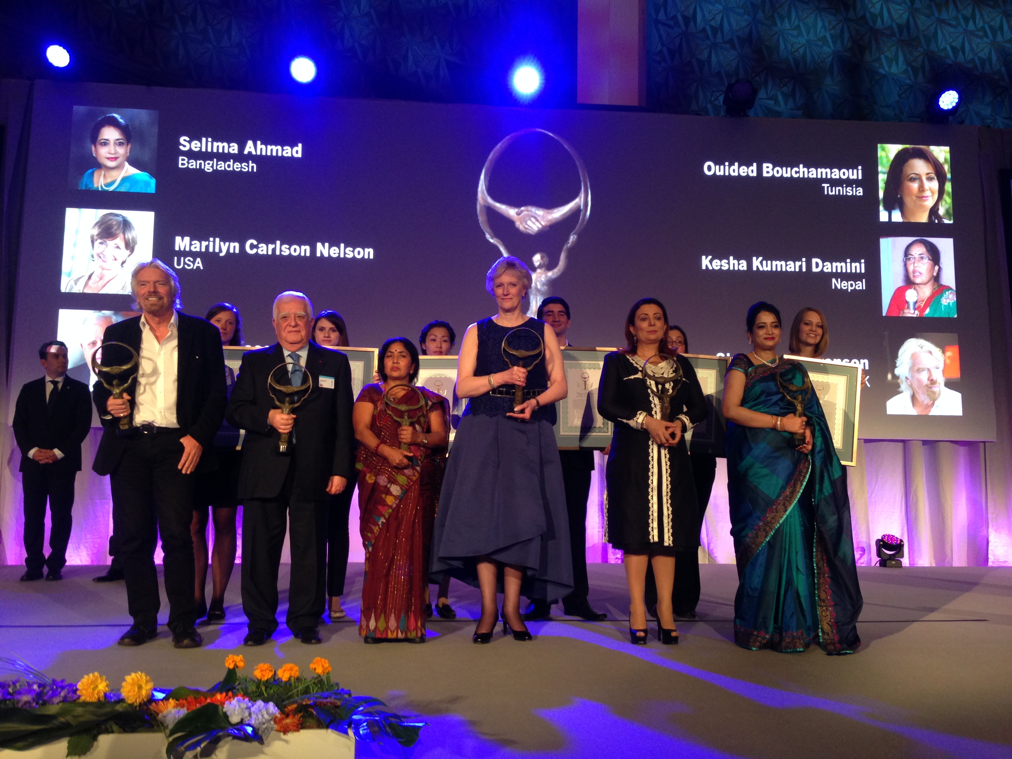 De seks prisvinnerne - f.v Sir Richard Branson, Adnan Kassar, Kasha Kumari Damini, Marilyn Carlson nelson, Ouided Bauchamaouri og Selina Ahmad.