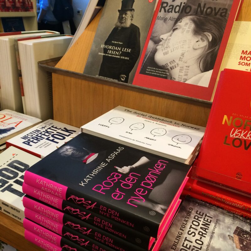 Det er noe eget å se en stabel med rosa pønkebøker på Litteraturhuset i Oslo. Sammen med Henrik Ibsen - den kjente rosapønkeren.