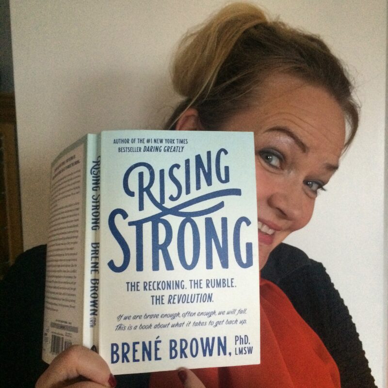 Her er boken! Rising Strong fra Brené Brown. Gull fra perm til perm.