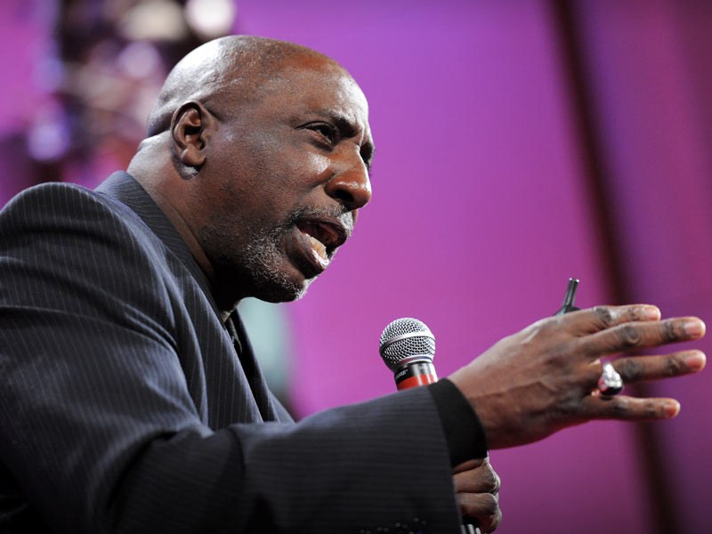 Tony Porter at the stage during the TED-conference in California. Foto: TED.com